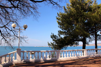 Утро весеннее / Солнце,море,весна на набережной Геленджика