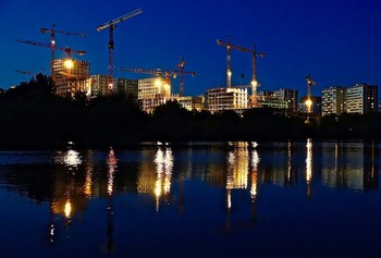 Индустриальный пейзаж / Вид вечером на стройку