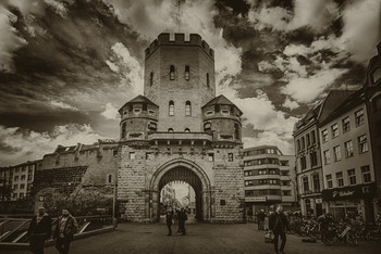 &nbsp; / Ворота Святого Северина (нем. Severinstorburg, в средние века — Porta Sancti Severini, позднее — Форт Святого Северина) — сохранившиеся ворота кёльнской средневековой городской стены (de: Festungsring Köln) (федеральная земля Северный Рейн-Вестфалия). Расположены на площади Chlodwigplatz в месте примыкания улиц Severinstraße, Severinswall и Kartäuserwall в южной части старого города (de: Köln-Altstadt-Süd). Через ворота Святого Северина проходила главная дорога южного направления, ведущая в Бонн. Ворота Святого Северина были построены примерно в первой половине XIII века в виде массивной асимметричной гексагональной башни с зубчатым навершием. Вместе с прямоугольным основанием с воротами башня образует четырёхэтажное сооружение. Позднее с внешней стороны над основанием были построены две дополнительные зубчатые башенки, над которыми в XVII веке были построены шатровые крыши.