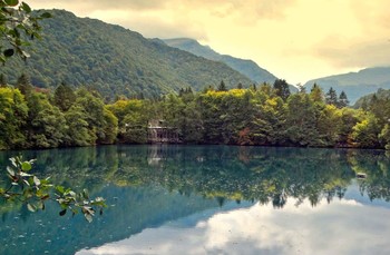 Ранняя осень на Голубых озёрах КБР / Нижнее Голубое озеро (Церик-Кёль) имеет зеленовато-голубой цвет и постоянную температуру воды в 9,3 °C. Расположено на высоте 809 м над уровнем моря. Площадь озера 0,0216 км² (235×120—180 м[3]). Глубина — 279 м. Всего пару метров уступает глубочайшему карстовому озеру мира, хорватскому Красному озеру. Сток с озера постоянный и не подвержен сезонным колебаниям. Составляет он примерно 70 млн л. воды в сутки. Вода кристально чистая, прозрачная, дно озера просматривается до глубины 22 м. Цвет воды изменчив. При ясной погоде нежно-голубой, а при других погодных условиях меняется на лазурный (из-за содержания сероводорода).