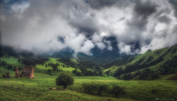 Долина...чудная долина... / Ингушетия. Вид с Цорей-Лоамского перевала. Заповедник Эрзи.