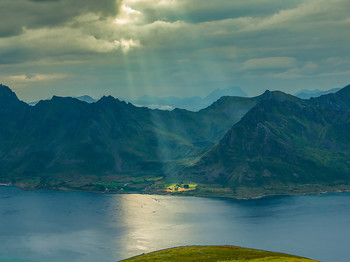 Прожектор шарит... / Кому то повезло...