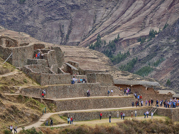 Крепость инков / Развалины оборонительных сооружений инков у города Писак в долине реки Урубамба