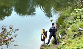 Рыбаки ждут улова / Парень и два кота с нетерпением ждут пока рыбка клюнет. Конечно первая рыба котам, но если попадётся крупная, то уже себе!