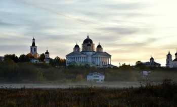 Заалела полоска рассветная / Заалела полоска рассветная,
Над рекой заклубился туман.
Спел прощальную песню заветную
Улетающих птиц караван.
Воздух светом наполнен рябиновым.
По округе плывёт Благовест.
И на землю тоской журавлиною
Осень тихо спустилась с небес.
Чаровницею доброю, щедрою
Всё в цветные убрала шелка.
Разукрасила кистью волшебною,
Позолотой плеснув в облака.
В. Шемякина