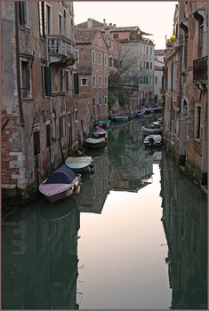 Тиха вода в каналах по утрам / Непарадная Венеция, утренняя зарисовка. Венецианские закоулочки где-то в районе Канареджо.