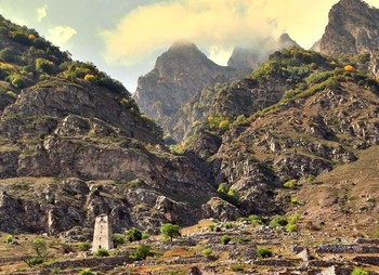 Все изменилось / Всё изменилось более чем за 4 века, старая Верхняя Балкария разрушена, остались только стены жилья и сторожевая башня. А новая Верхняя Балкария с гор переместилась в долину, т.к. теперь не от кого прятаться.
