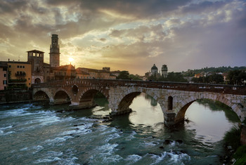 Понте Пьетра / Римский арочный мост через реку Адидже в городе Верона.