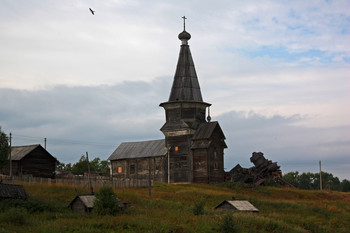 Все изменилось / Саминский погост в Вологодской области. Ильинская церковь и руины Тихвинской церкви. Снято летом 2011 г.