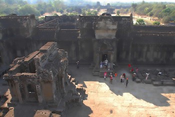 Все изменилось / В одном из разрушенных храмов Камбоджи