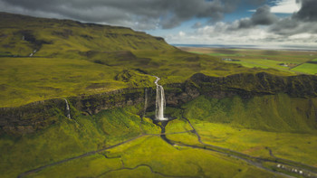 Seljalandsfoss / Хочу показать вам Seljalandsfoss. Этот водопад принято снимать либо с близкого расстояния либо же вообще изнутри, со стороны пещеры при закатном свете. Но у меня не было ни закатного света, ни пещеры в наличии, а было лишь облачное исландское небо в середине дня, поэтому показываю его так. Зато сложилась классическая правильная композиция снимка.