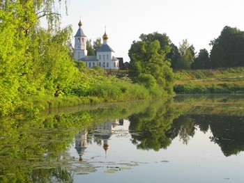 &nbsp; / Сельская церковь на берегу пруда