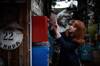 Отправка письма - целое дело / модель Карина Шевцова
причёска Галина Князева
локация «Приют старой техники в Бурцево»