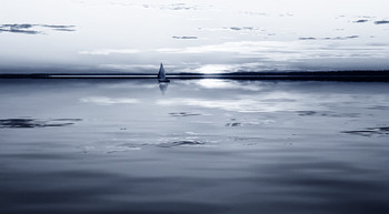 На рассвете... / под парусом