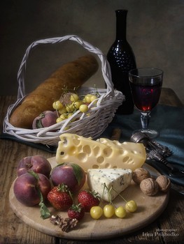 Французский десерт / натюрморт с сыром, вином и фруктами