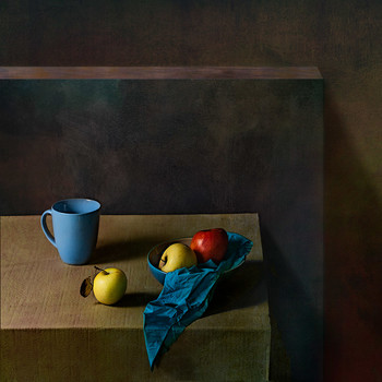 blue mug / кружка и яблоки