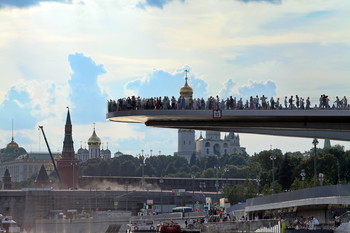 смешались в кучу... / «Парящий мост», в парке «Зарядье», был открыт для посещений 9 сентября 2017 года, как и сам парковый комплекс на месте бывшей гостиницы «Россия»....Затраты на строительство – около 860 миллионов рублей....