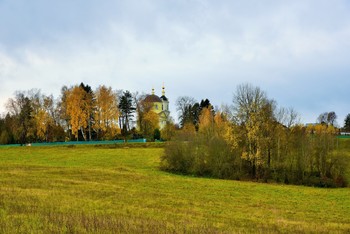 Октябрь ... / &quot;Ведь даже осень, словно безутешно,
 О чем-то главном плачет, уходя.
 Не оттого ли тихо и сердечно
 Она умеет радовать , грустя ...&quot;
 А.Набиев