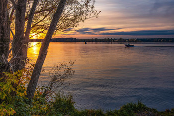 Успеть до заката... / Время, когда катера возвращаются домой.
