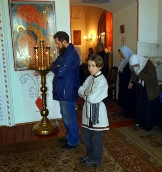В ХРАМЕ. / СЛУЖБА.