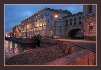 Чуть ночь превратится в рассвет / Зимой светает поздно
