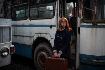 Выйдя из автобуса / модель Карина Шевцова
причёска Галина Князева
локация «Приют старой техники в Бурцево»