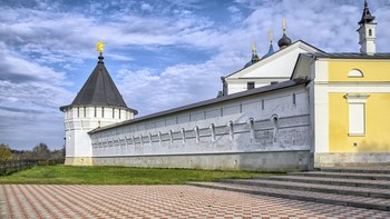 У СТЕН МОНАСТЫРЯ / Прогулки по Серпухову