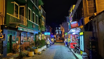 Вечерний Стамбул. / Вечерняя улочка в Стамбуле.