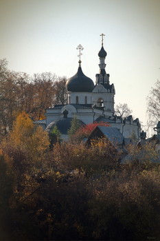Храм Успения Пресвятой Богородицы. / Село Троице-Лыково получило свое название по фамилии его владельца боярина Б.М. Лыкова, известного военачальника Смутного времени. Известно по документам с XVI в.; с XVII в. оно принадлежало боярину Б.М. Лыкову, построившему здесь первую деревянную церковь во имя Успения Пресвятой Богородицы, хорошо сохранившуюся до XX в. Храм расположен на берегу Строгинской поймы.