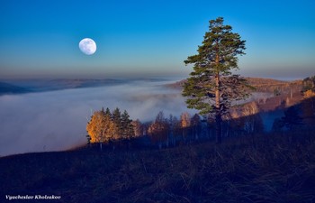 Осенняя луна ... / Осенние Катунские утёсы в Кемеровской области.
