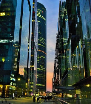 "Небоскребы, небоскребы, а я маленький такой..." / "Небоскребы, небоскребы,
 а я маленький такой ...
 То мне страшно, то мне грустно,
 то теряю свой покой ..."
 Вилли Токарев