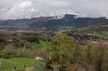 Окрестности Бергамо после дождя / Бергамо, Италия.