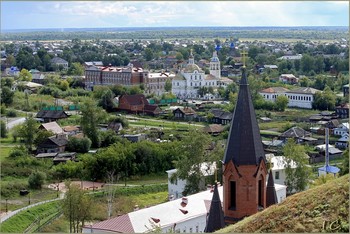 &nbsp; / Римско-католический (польский) костел Пресвятой Троицы строился в 1900-1909. Город Тобольск основан в 1587 году. На протяжении нескольких веков являлся административным центром Сибири.Тобольск – один из старейших городов на территории Урала и Сибири. Тобольск славится своими удивительными архитектурно-историческими памятниками, главный из которых – Тобольский кремль. Благодаря обилию уникальных достопримечательностей, Тобольск — один из крупных туристических центров Урала и Сибири.