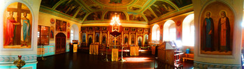 В ХРАМЕ / Надвратный Никольский храм в Астрахани.