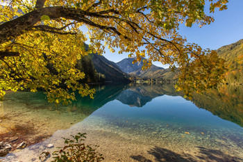 &nbsp; / Vorderer Langbathsee im Herbst.