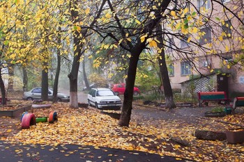 осень в городском дворике / Октябрь.Падают листья..