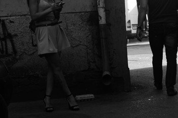 в переулке № Х / девушка с телефоном в переулке.