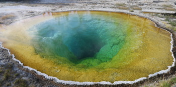 Глаз Земли. / Действующий гейзер. Яркие цвета источника — это результат жизнедеятельности пигментированных бактерий, существующих по краям источника с богатой минералами водой