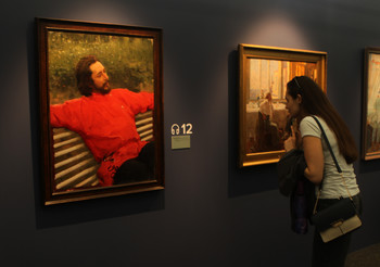 Леонид Андреев / Девушка на выставке читает табличку к картине Репина.