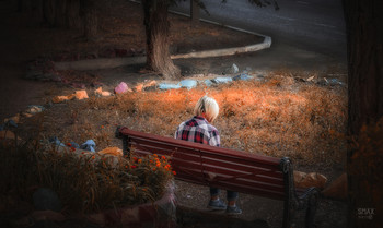 С книжкой на лавочке / Август 2019