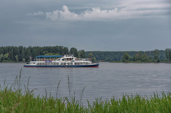 "...на стрежень" / Конаковский речной трамвайчик на Волге.
