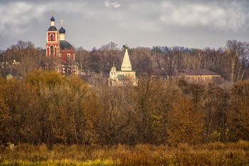  / ВИД НА ХРАМЫ (ПЕТРОПАВЛОВСКИЙ - СЛЕВА И НИКОЛЬСКИЙ, БЫВШИЙ ПЕТРОВСКИЙ - СПРАВА) В УСАДЬБЕ ПЕТРОВСКОЕ, НЕДАЛЕКО ОТ ЛЫТКАРИНО, МОСКОВСКОЙ ОБЛАСТИ.