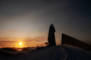 Стоит над горою Алеша / Мурманск,памятник неизвестному солдату,высота 34 м