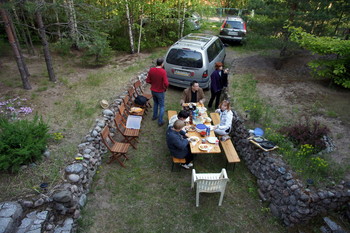 Пикник на обочине / Скоро гости пожалуют и начнется пикник по поводу дня рождения.
Коннельярви, июнь 2012 г.
