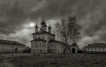 Монастырская осень / Двор монастыря в Угличе