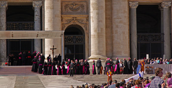 Очередь из тех, кто без очереди / На ступенях собора Святого Петра во время аудиенции Папы Римского Бенедикта XVI. Март 2012 года.