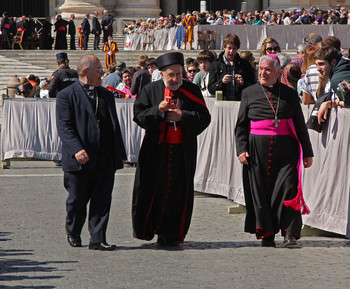 Три пастыря / После аудиенции Папы Римского Бенедикта XVI у собора Святого Петра. Март 2012 г.