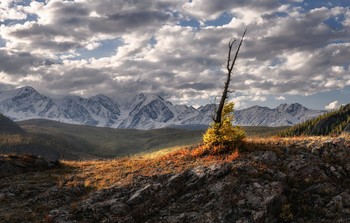 Полоска света. / Сквозь тучи кое где пробивался свет.