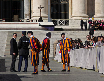 Охрана настороже / В ожидании Папы Римского.
Март 2012 г. На ступенях собора Святого Петра.
