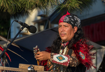 El condor pasa / По городам и весям нашей страны кочуют группы южноамериканских индейцев, исполняющих национальные мелодии. Нередко в их исполнении звучит знаменитая «El condor pasa».